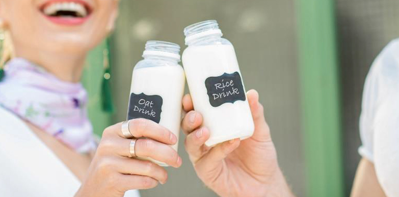 Oat drink and rice drink (photo)